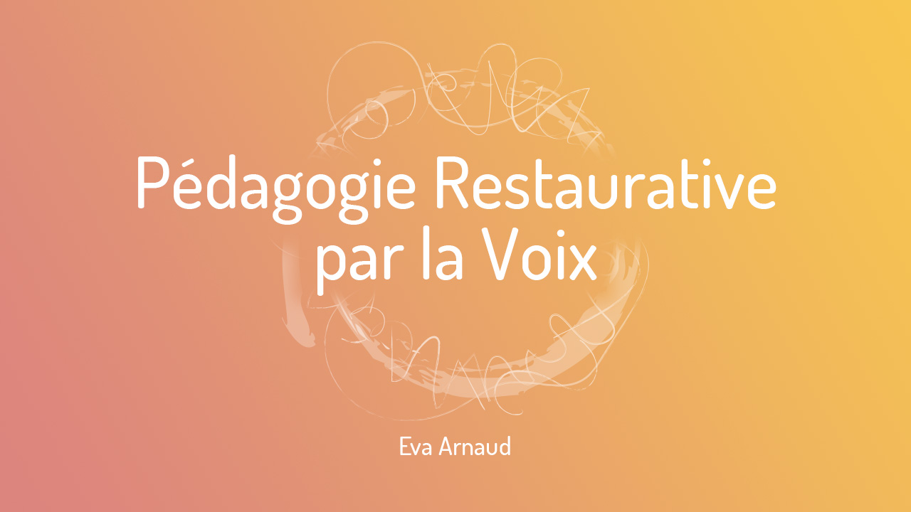 Image représentant le texte 'Pédagogie Restaurative par la Voix' en blanc, centré sur un fond dégradé du rose au jaune. En arrière-plan, le logo : des lignes fines et courbes forment un cercle, symbolisant le mouvement, la résonance et l’harmonie de la voix. En bas, le nom 'Eva Arnaud' est inscrit.