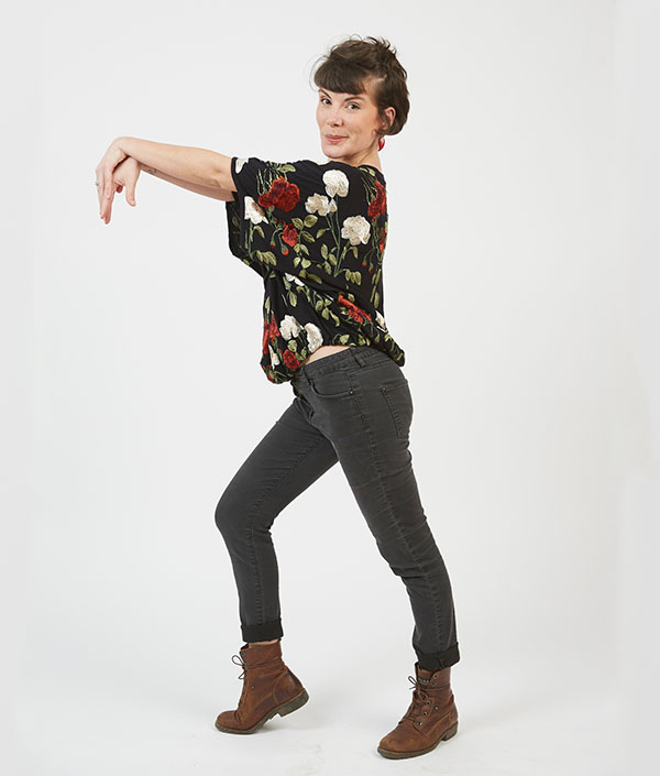 Eva Arnaud, artiste et pédagogue de la Voix, en posture corporelle expressive, en studio