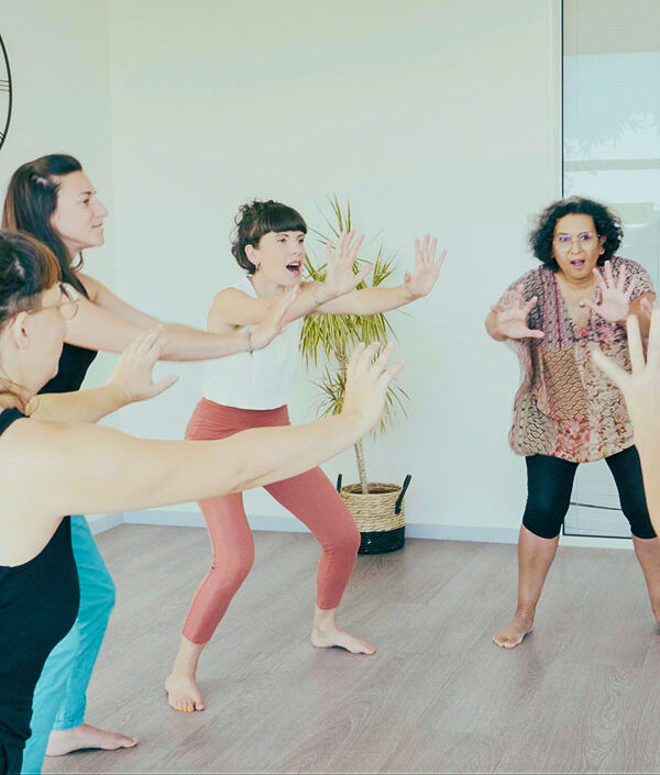 Atelier Libère ta Voix, pratique vocale et corporelle en groupe, personnes explorant la voix par le mouvement