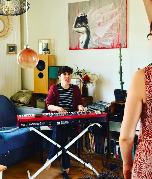 Eva Arnaud accompagne une pratique de chant et de voix chantée lors d’un stage de chant